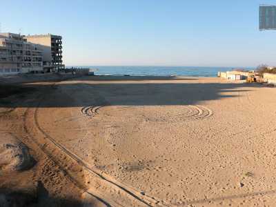 Uscendo dalla stradina ci ritroviamo davanti all�ultima tappa del nostro viaggio: la grande spiaggia libera del Canalone. Si tratta della foce del canale che tra gli anni 20 e 30 fu aperto per deviare il corso di Lama Lamasinata